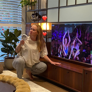 Певица Адель фото в квартире возле телевизора