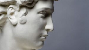 красота и гармония в лице древнегреческая статуя