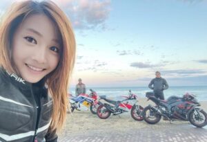 молодая китаянка с мотоциклом