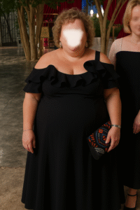 женщина в черном платье с большим животом